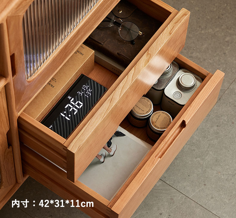 天然木のぬくもりを感じる、上質なチェリー材サイドボード。