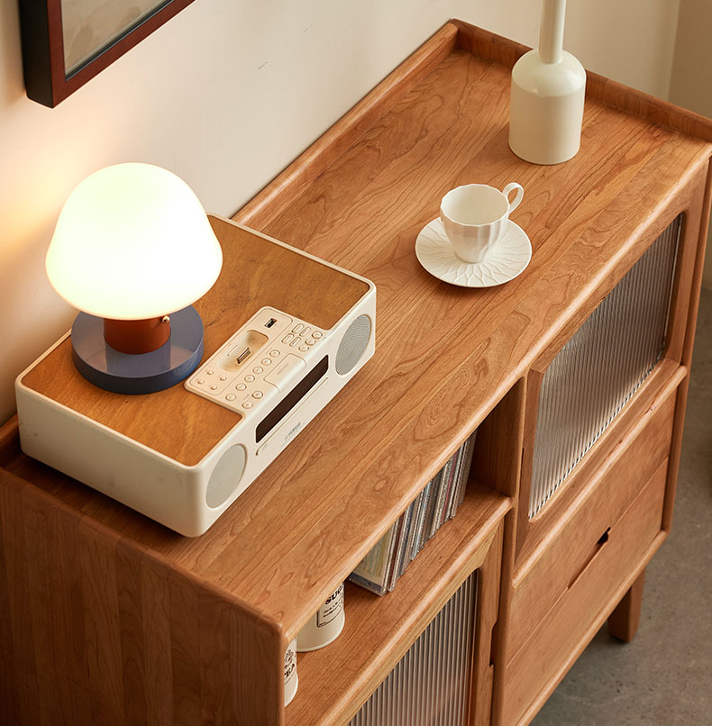 天然木のぬくもりを感じる、上質なチェリー材サイドボード。