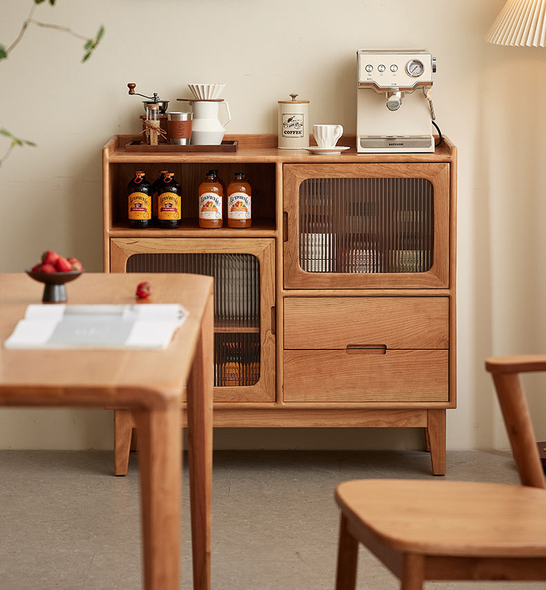 天然木のぬくもりを感じる、上質なチェリー材サイドボード。