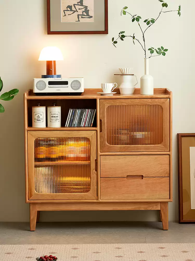 天然木のぬくもりを感じる、上質なチェリー材サイドボード。