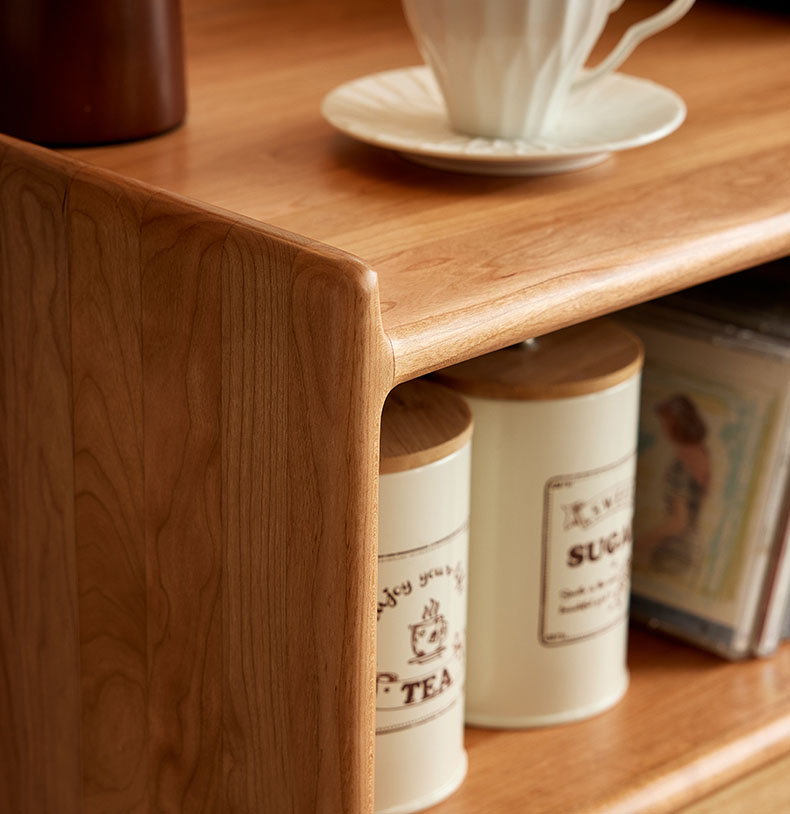 天然木のぬくもりを感じる、上質なチェリー材サイドボード。