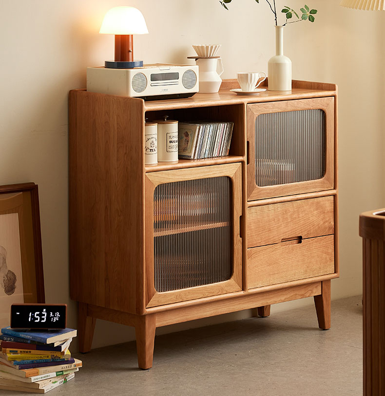 天然木のぬくもりを感じる、上質なチェリー材サイドボード。